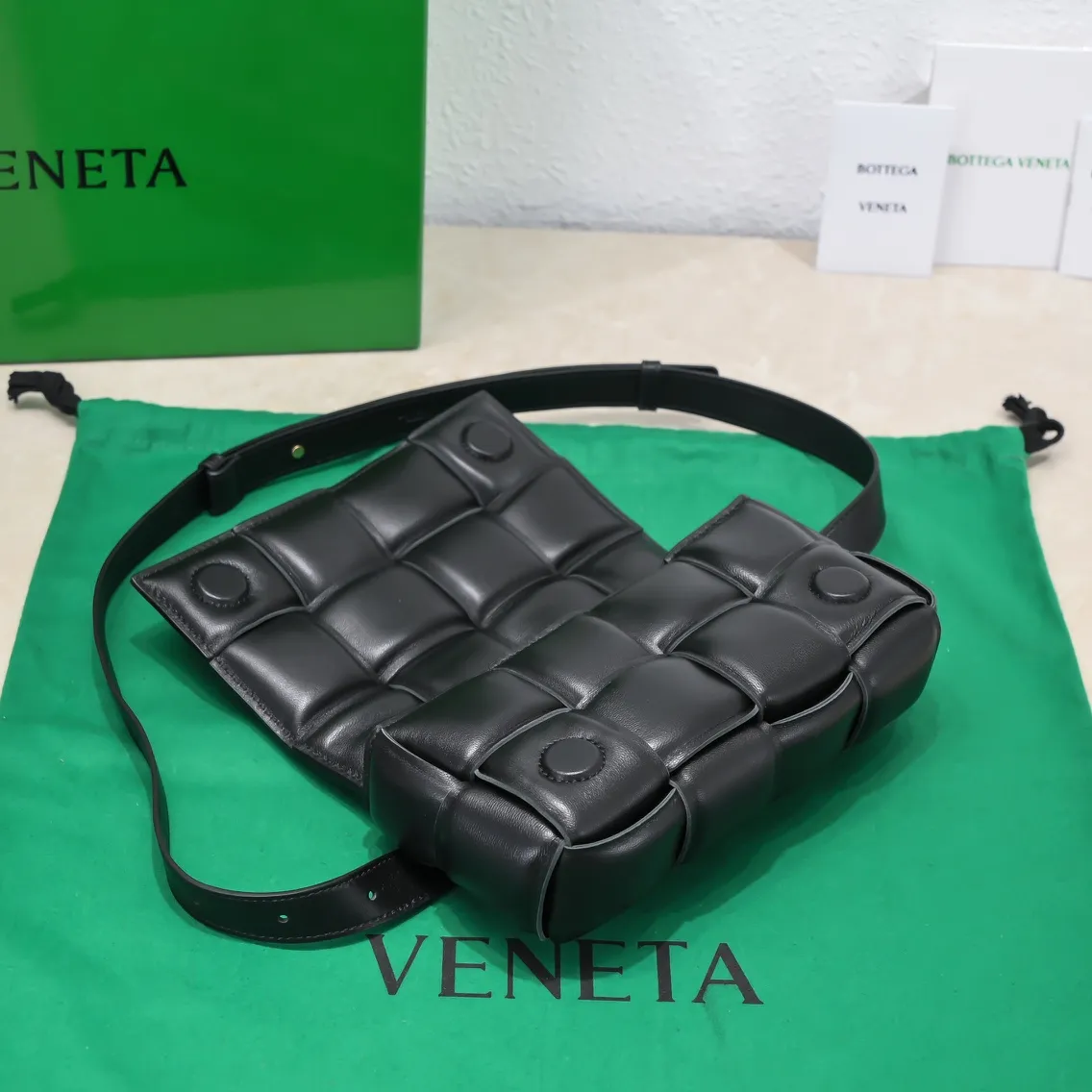Batch 1120 bv new waist bag is out ✧ #streetshothot "BV Cassette mini pillow bag new style is here~ It adopts soft filling design, boxy shape, and the fat Cassette is super cute! High-grade soft sheepskin ➕ suction buckle design The overall style is retro and tasteful🌱The bag can be held or carried cross-body. It is elegant and simple but has a cool style. The upper body is fashionable and classy~ This Q-soft pillow bag is recommended to bbs^ω^🤪Size: 18*10*6cm, model: 6688-2#